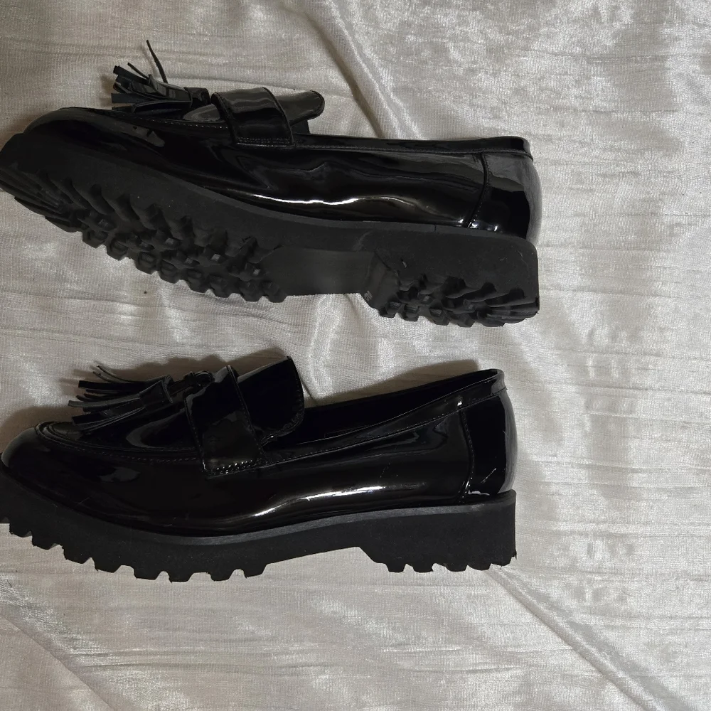 Jones New York Black Patent Tassel Lug Loafers Size 8 NWOB.